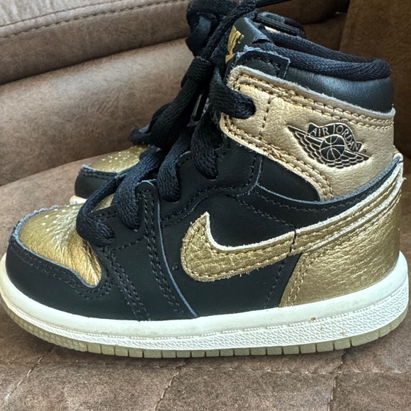 Nike toddler Black and Gold Sneakers - Picture 4 of 6